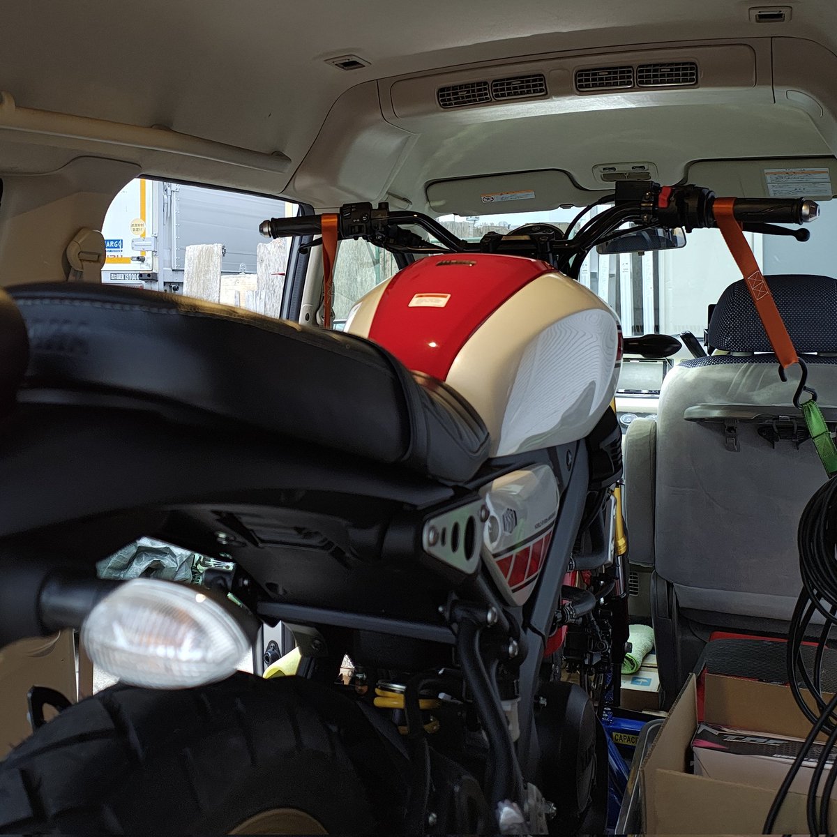 StmStyle8's tweet photo. 尚、コイツも売却予定
XSR155
まだ新車の匂いがする
本物のWGP60年記念限定モデル
走行距離約1100km
屋内保管
雨天未走行
洗車したことないw
納車時点で所々に錆び
オイル交換は納車直後と300kmと1000km
自賠責R11/4まで
全力で組んだホイールベアリング
最後に1回乗ってからヤフオクに出すつもり🏁 https://t.co/p7chZJ9pOQ