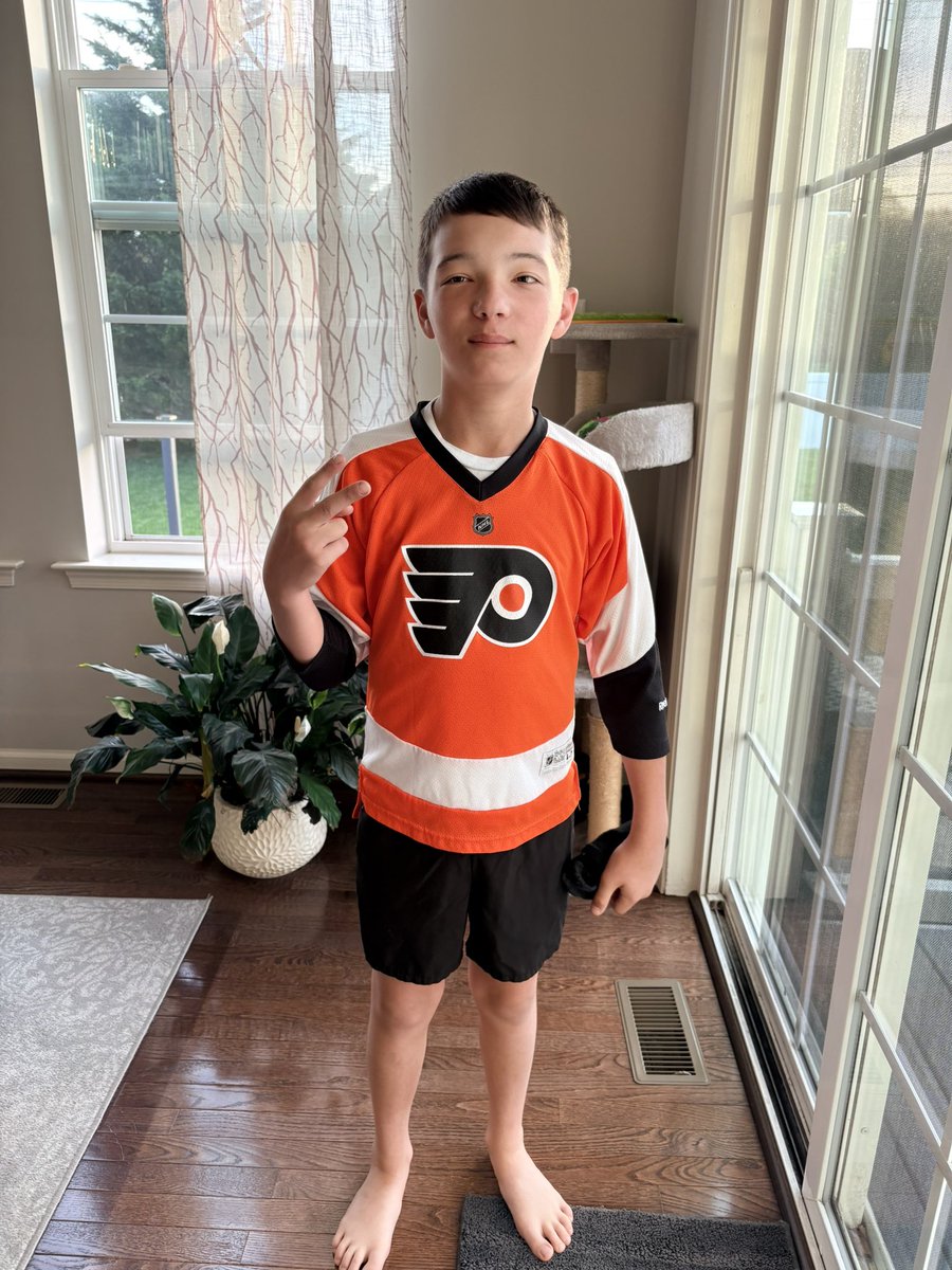 DroppedStrike3's tweet photo. Kid wore his age 4-7 Flyers jersey to school today… last time the Flyers made the playoffs, he was 5. Showed a lot of forearm today! 
Guess it’s time for a new one! Please make sure I get more than one playoff year out of this next one, @NHLFlyers https://t.co/LedOW9UuOi
