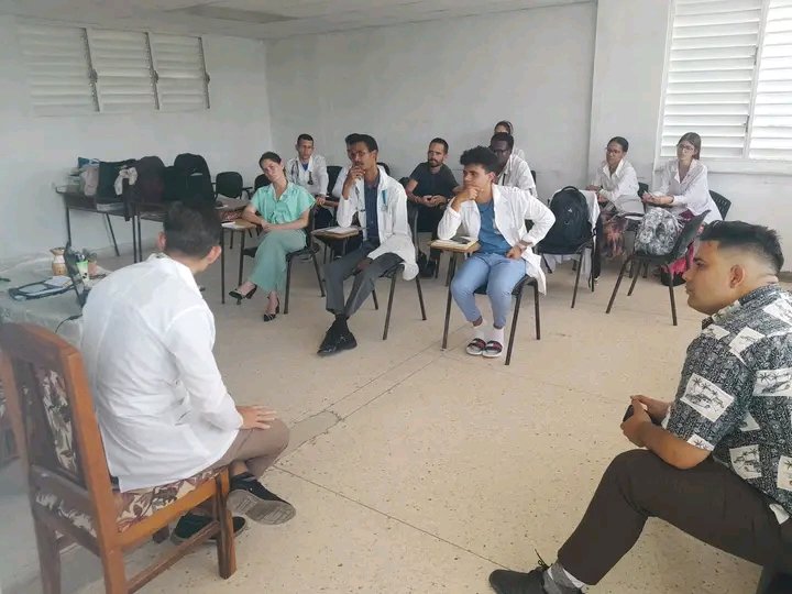 GladielisA86100's tweet photo. Hace unas jornadas el servicio de Medicina Interna desarrolló una actividad docente clínico patológica dirigida por el Dr. Alejandro Jarol Pavón Rojas. Estas acciones fortalecen la preparación de los residentes #LasTunasPorLaSalud #Cuba @MINSAPCuba @DtorDgsTunas @PosgradoUCMLT https://t.co/PsGMIP9mwg