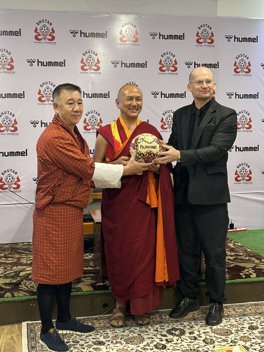 DenmarkinIndia's tweet image. From Copenhagen to Thimphu, #Denmark and #Bhutan find common ground in #football ⚽️  Pleasure attending the signing of a partnership agreement btw @BhutanFootball &amp;amp; Danish sportswear company @hummel1923, including the unveiling of the new football jersey for the national team of