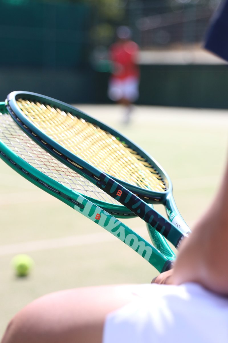 Lafino_Official's tweet image. 【#Wilson】今作『v10』のBLADEは”championship green”カラーを採用。グロス塗装で前作よりも明るいポップなデザインですが、その中身は前作以上に”勝ちにいく”本気仕様🏆🏆🏆
【Wilson】BLADE v10（本日発売）
lafino.co.jp/c/top/brand/wi…