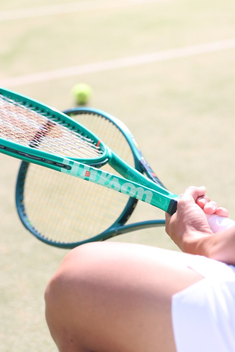 Lafino_Official's tweet image. 【#Wilson】今作『v10』のBLADEは”championship green”カラーを採用。グロス塗装で前作よりも明るいポップなデザインですが、その中身は前作以上に”勝ちにいく”本気仕様🏆🏆🏆
【Wilson】BLADE v10（本日発売）
lafino.co.jp/c/top/brand/wi…