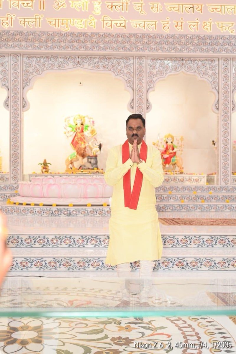 AJAYAWASTHI108's tweet photo. जय माता दी 🙏

15 अप्रैल 1997 से आरंभ हुआ श्री पंचज्योति शक्तितीर्थ सिद्धाश्रम धाम में अखंड श्री दुर्गा चालीसा पाठ केवल एक धार्मिक अनुष्ठान नहीं, बल्कि आस्था, समर्पण और विश्व कल्याण का अद्वितीय प्रतीक है।

29 वर्षों से निरंतर चल रही यह साधना हमें यह सिखाती है कि जब श्रद्धा अटल हो, तो समय भी थम सा जाता है और भक्ति एक दिव्य ऊर्जा बनकर पूरे विश्व में सुख, शांति और सकारात्मकता का संचार करती है।
यह पावन स्थल हमें याद दिलाता है कि सच्ची प्रार्थना केवल अपने लिए नहीं, बल्कि समस्त मानवता के कल्याण के लिए होती है।
आइए, हम सभी इस दिव्य अवसर पर माँ भगवती से प्रार्थना करें—
कि हर हृदय में प्रेम हो, हर जीवन में शांति हो और समस्त संसार में कल्याण हो।

🙏 जय माता की | 
     जय गुरुवर की 🙏