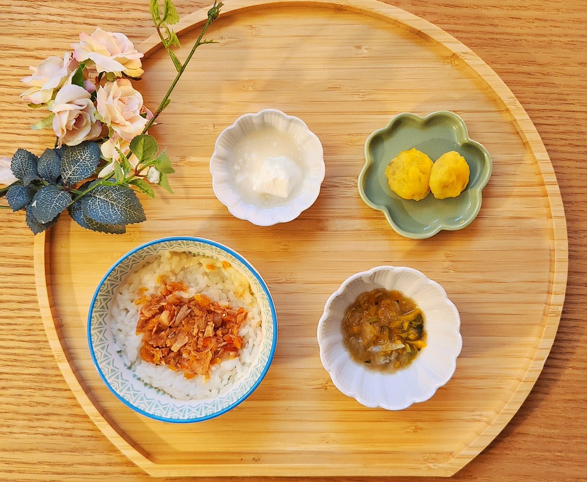 息子氏早速入園の洗礼を受けて風邪こじらせました😅
お薬シロップと粉(苦い)をちゃんと飲んで貰えるように、ヨーグルトに混ぜたらデザート感覚で喜んで服用してくれます🤤

■本日の離乳食お品書き■
ツナのラタトゥイユごはん
コンソメスープ
スイートポテト
ヨーグルト(お薬イン)