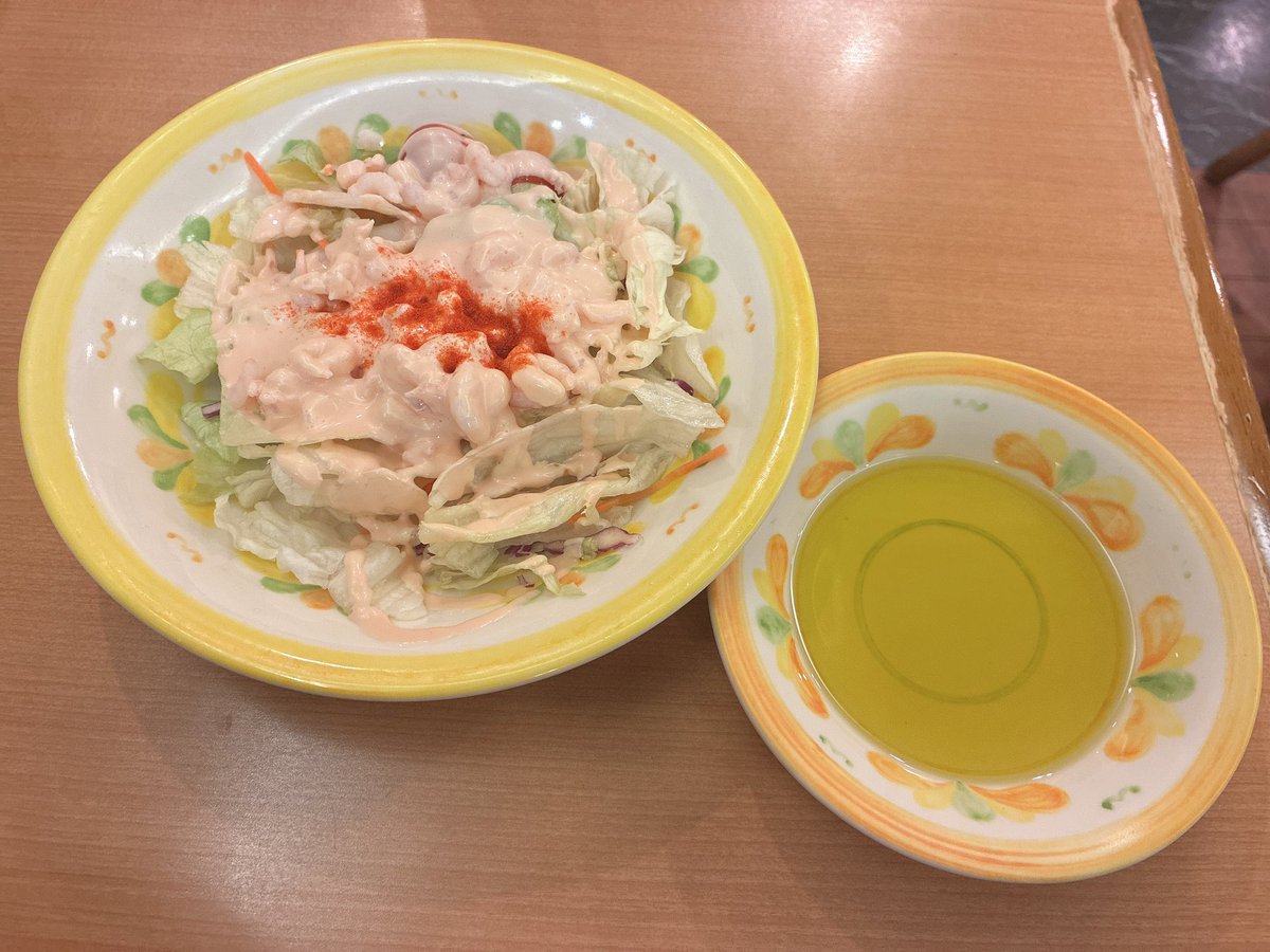 HU1hr's tweet photo. ・小エビのサラダ
・柔らか青豆の温サラダ
が好きすぎてめっちゃ食べてる！
■ 2品合計栄養素
• エネルギー：341 kcal
• タンパク質：17.3 g
• 脂質：23.5 g
• 炭水化物：16.4 g
• 塩分：2.2 g

同じく好きな方いらっしゃいますか？🙋‍♂️

#ダイエット #筋トレ　#朝活　#サイゼリヤ https://t.co/wQUCy5iCd7
