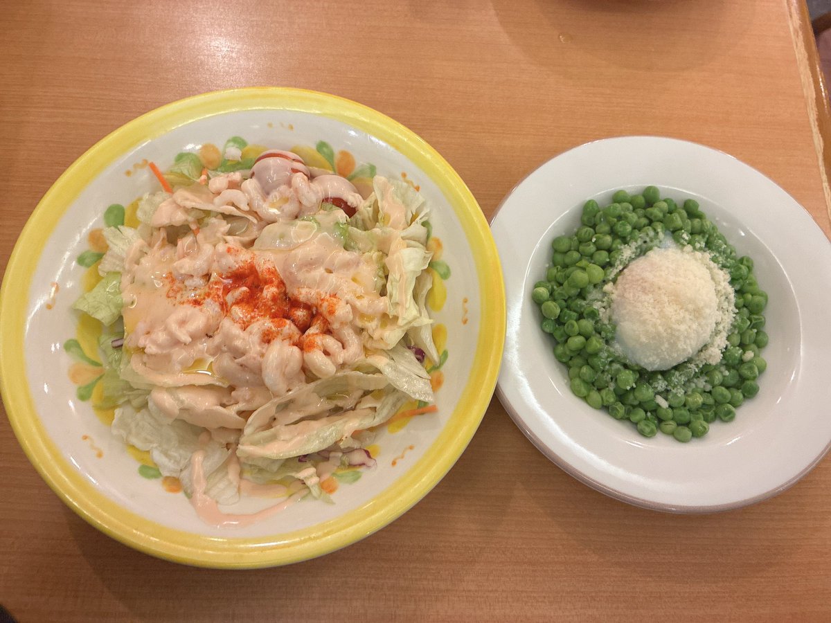 HU1hr's tweet photo. ・小エビのサラダ
・柔らか青豆の温サラダ
が好きすぎてめっちゃ食べてる！
■ 2品合計栄養素
• エネルギー：341 kcal
• タンパク質：17.3 g
• 脂質：23.5 g
• 炭水化物：16.4 g
• 塩分：2.2 g

同じく好きな方いらっしゃいますか？🙋‍♂️

#ダイエット #筋トレ　#朝活　#サイゼリヤ https://t.co/wQUCy5iCd7