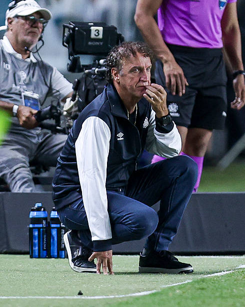 futtmais's tweet photo. Santos empata em 1 a 1 com o time alternativo do Recoleta, do Paraguai, dentro da Vila Belmiro.

Era uma partida que o torcedor do Peixe esperava uma vitória convincente, de preferência goleada.

É um vexame gigantesco.

📸 Getty Images https://t.co/jnzZ34zyJk