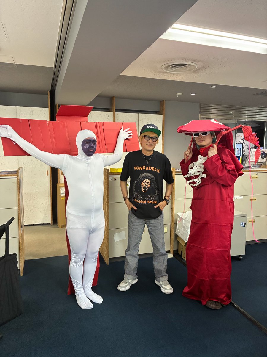 shikaosuga's tweet image. FUNK仲間の #Kroi ちゃんとFM802で再会するも
エヴァのリリスとシャムシエルのコスプレ（手作り）してて
めちゃくちゃファンキーでした。

でも、この格好で新幹線乗らないほうがいいと思うよ。。