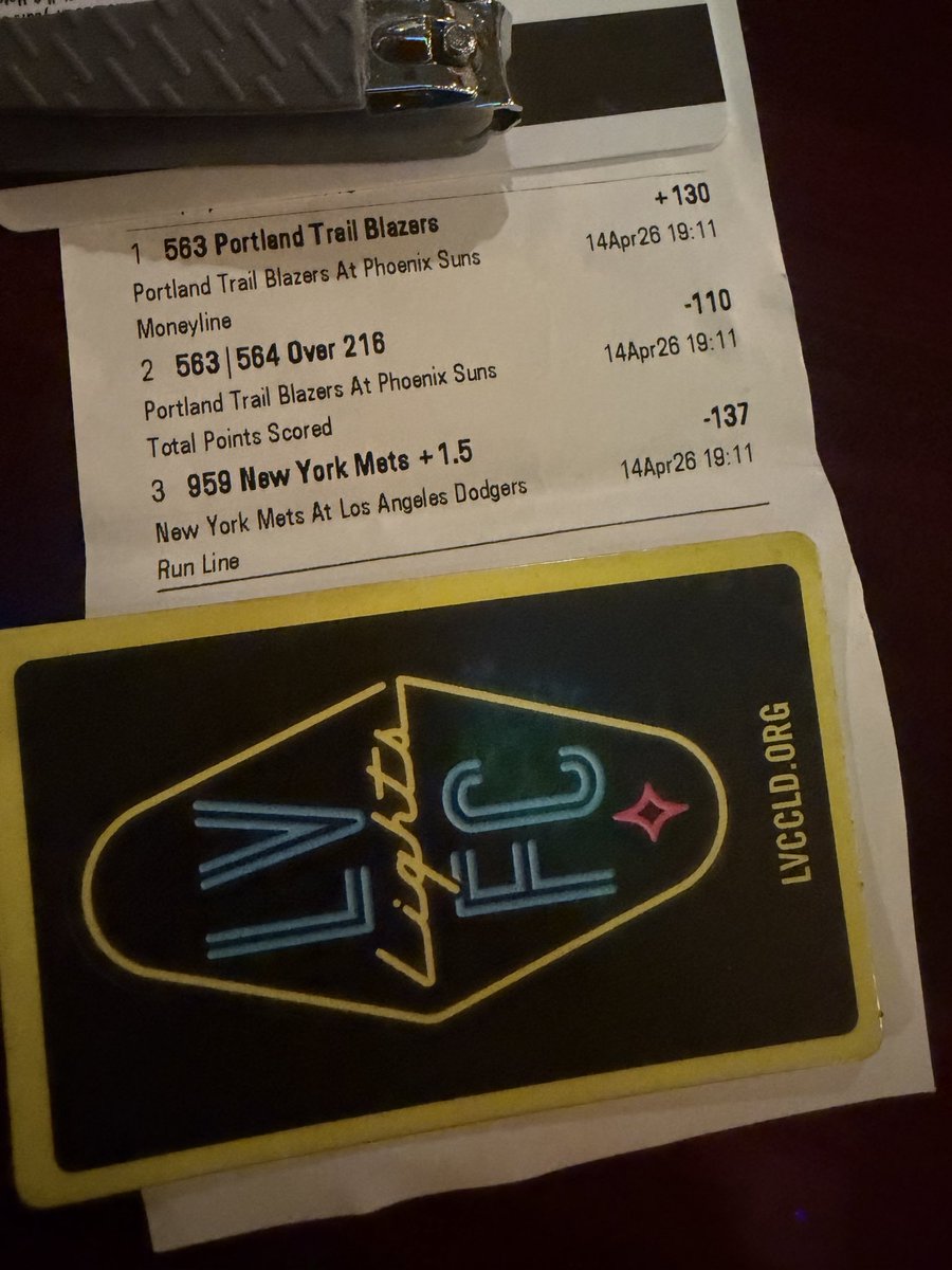 ManOfTheLibrary's tweet image. I hit a +700 optimal parlay and the Blazers ML for a MAX just to shut this idiot up. 

Don’t poke the Book. I can take whatever I want. Whenever I want. #ReadMoreBooks