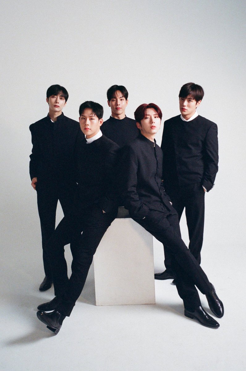 i thought shownu was standing with his legs split open