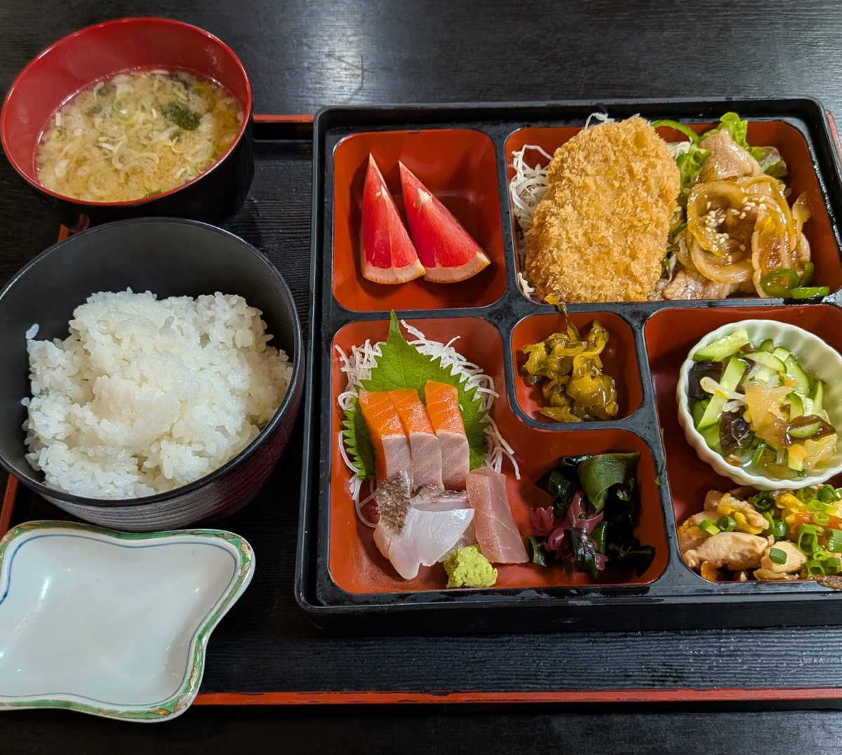 X14tweet's tweet photo. 急遽の出張だったが昼で片付いてしまったので残念ながら日帰り
あてにしていたお店はどこも定休日
飛込みで入ったお店だがなかなか豪華である
■味処えづみや
#緊急出張昼御飯 https://t.co/EJMZ8LL7yN