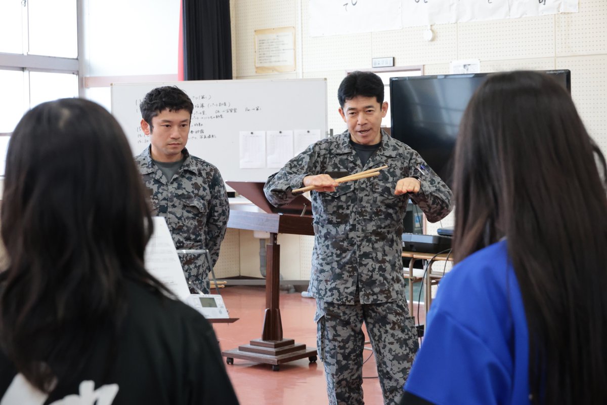 jasdf_cab's tweet photo. ４月１日（水）は、#畝傍中学校 のみんなに向けて技術指導をしたラネ！
みんな一生懸命練習に取り組んでいて、嬉しかったラネ✨
練習後は #航空自衛隊 の行進曲、 #空の精鋭 を隊員の生演奏で披露したラネ！

#中部航空音楽隊 #航空自衛隊
 #ナカソラネ #ソラネちゃん https://t.co/BzVZI2qTqH