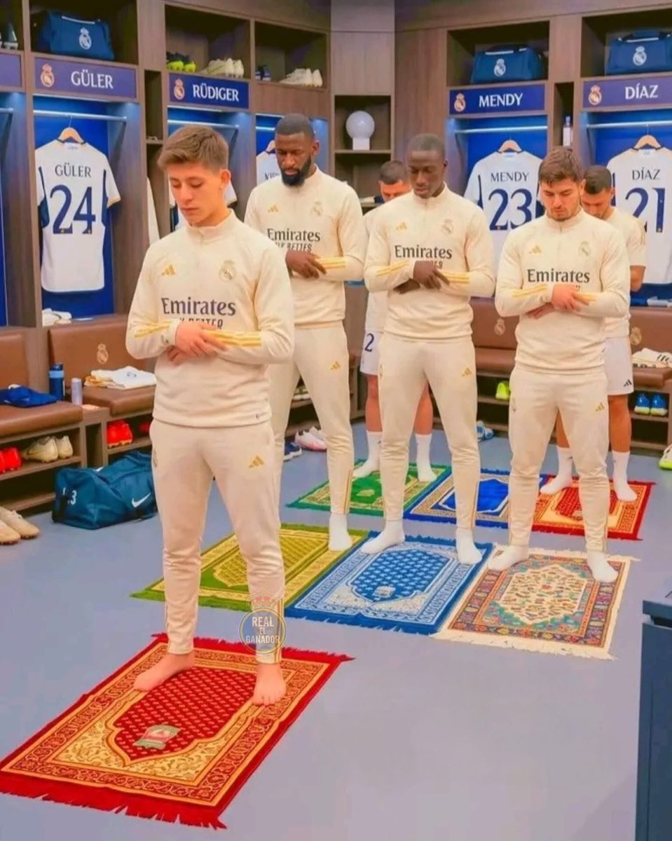 EsirEid's tweet image. #TajiriLaKihaya 

Asubuhi mapema, Arda Güler aliongoza swala ya Alfajiri (Subh) katika chumba cha kubadilishia nguo cha Bayern Munich ndani ya Allianz Arena kabla ya mechi.