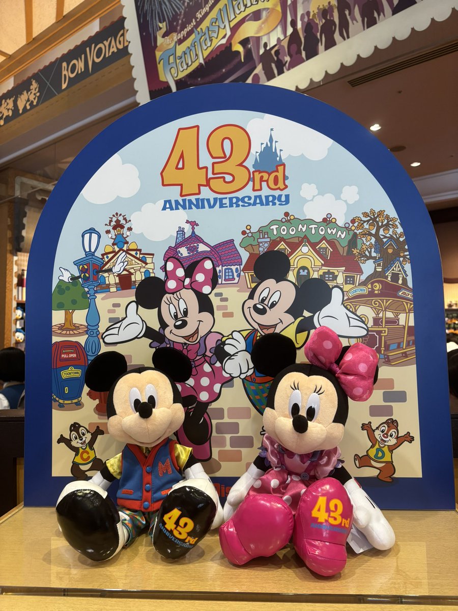 pu_cev's tweet photo. ボンボに43周年のグッズがあると見て行ってきました～
20分くらい並んだかな？？
色んなところにミキミニぬいが置いてあって売り切れそ〜って感じでもなかった！
店内も割と見やすかったです！ https://t.co/LCr0YxXrCN