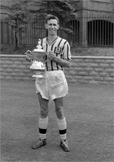 footballmemorys's tweet image. Peter Aldis of Aston Villa poses with the FA Cup back in 1957

#AVFC #AstonVilla #Villa #FACup