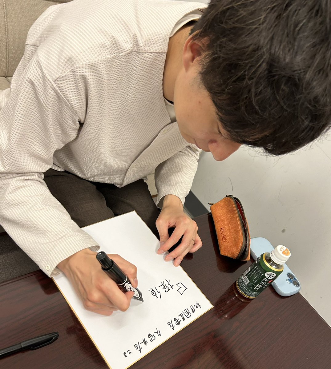 Kino_Kurume's tweet image. 大人気！森バジルさんにご来店いただきました！
『探偵小石は恋しない』(小学館)のサイン本を作っていただいています！お求めはお早めに！
驚愕の本格ミステリ！ネタバレ厳禁の攻めまくった挑戦作！物語の舞台は福岡です！
話題書コーナー(Q01-12)にて！
#森バジル #探偵小石は恋しない
#本 #おすすめ