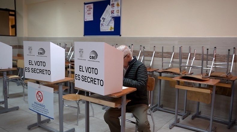 CNE_LosRios's tweet photo. 📊 El #RegistroElectoralPasivo incluye a 1’302.535 ecuatorianos que no han votado en las últimas cuatro elecciones ni han realizado trámites ante el #CNE.

⚠️ No incluye a personas con voto facultativo.

#Elecciones2027Ec #InformaciónOficialCNE #DecideVotarCerca https://t.co/vkyOn53ym2