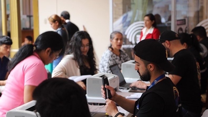 CNE_LosRios's tweet photo. 🔎 Verifica si constas en el #RegistroElectoralPasivo:

🌐 https://t.co/hPQoU5Xlo7

🏢 En las 24 Delegaciones Provinciales Electorales; y 
🚐 Brigadas móviles

¡Infórmate y participa! 🗳️

#Elecciones2027Ec #InformaciónOficialCNE #DecideVotarCerca https://t.co/QccHzVtavm