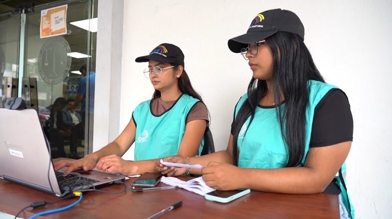 CNE_LosRios's tweet photo. 🔎 Verifica si constas en el #RegistroElectoralPasivo:

🌐 https://t.co/hPQoU5Xlo7

🏢 En las 24 Delegaciones Provinciales Electorales; y 
🚐 Brigadas móviles

¡Infórmate y participa! 🗳️

#Elecciones2027Ec #InformaciónOficialCNE #DecideVotarCerca https://t.co/QccHzVtavm