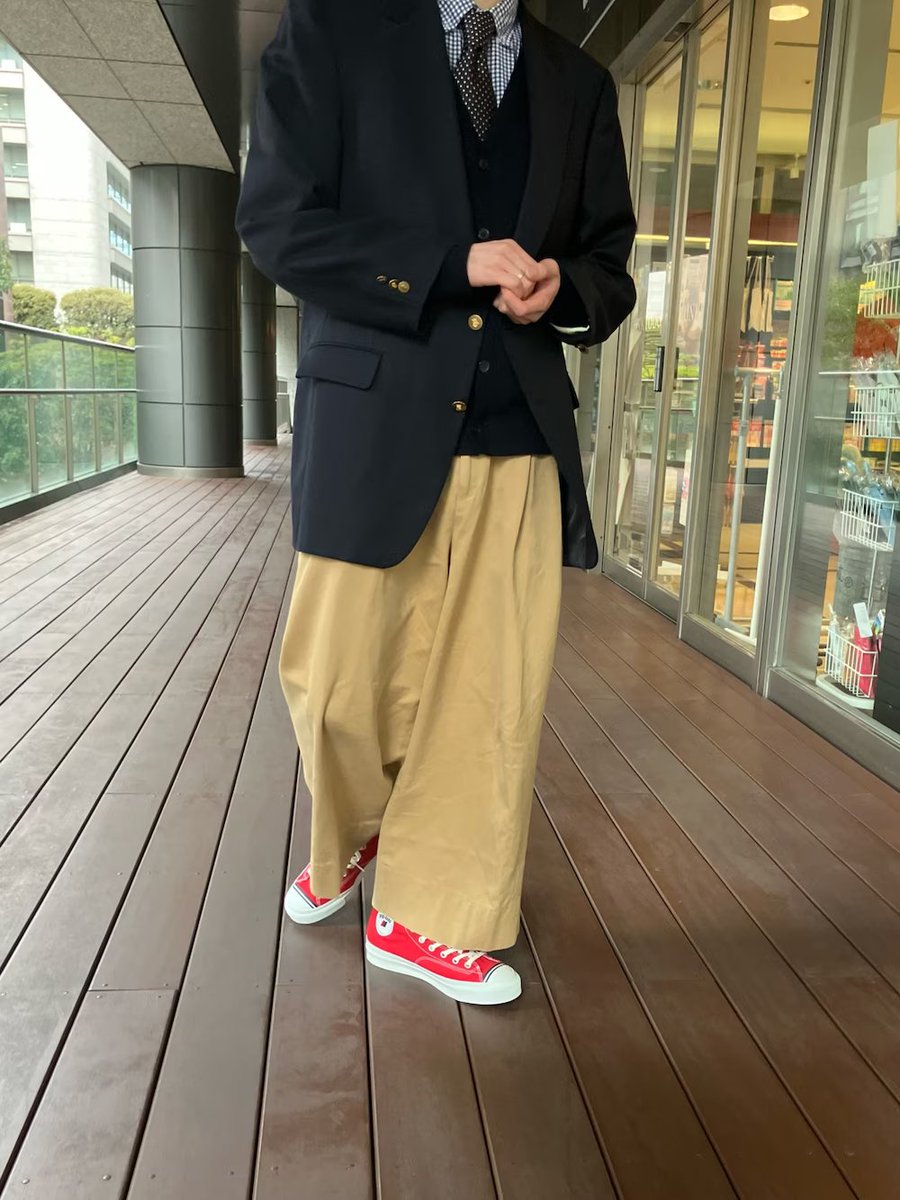 prokeds_japan's tweet image. ジャケット×シャツのきれいめスタイルに、ワイドパンツとスニーカーでラフさをプラス。 ロイヤルアメリカハイで赤を差し色にして、シンプルだけど遊びのある雰囲気に！ かっちりしすぎない、ちょうどいい抜け感コーデ。 普段使いしやすいバランスが◎