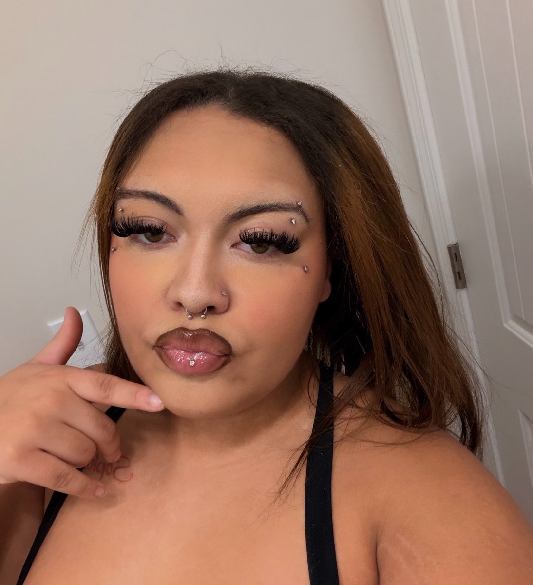 leiiamaraa's tweet image. Jan 8, 2026 i did makeup for the first time ever…second pic was jan 21, and last pic is my most recent. The progress guysssss #beginnermakeup #glam #makeup