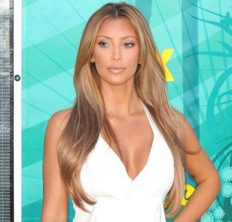 Hoopss's tweet photo. Kim Kardashian’s honey blonde hair in 2009 https://t.co/wCHX74QSXp