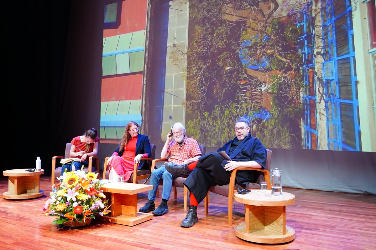 filos_unam's tweet photo. 📚✨ Así se vivió #EnFilos la presentación editorial del libro "The Story of Capital" de David Harvey, un encuentro que reunió a la #ComunidadFilos en torno al pensamiento crítico y los debates contemporáneos. #HarveyEnFilos

Si te lo perdiste o quieres volver a verlo, puedes revivir la sesión completa en nuestro canal de YouTube.
https://t.co/23O6lGZ2TH

#ConéctateconFilos y sigue la conversación. 💻📖✨
