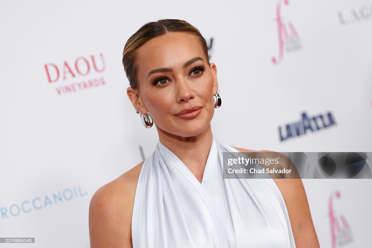 📸| PHOTOS: Hilary Duff stuns at The Daily Front Row's 10th Annual Fashion Awards held in Los Angeles, California (April 14, 2026)—