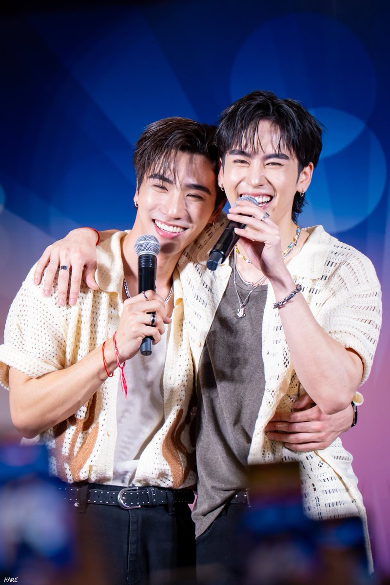 Hareshine's tweet photo. ยิ้มหวาน คนนึงโอบเอว อีกคนกอดคอ พอดีมือ ชินมือไปหมด 😃

PERTH SANTA AT SONGKRAN THE MALL BANGKAPI​

#TheMallSongkranxPerthSanta https://t.co/KI5fstPFgB