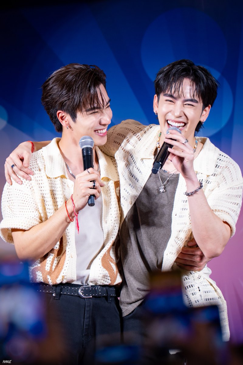 Hareshine's tweet photo. ยิ้มหวาน คนนึงโอบเอว อีกคนกอดคอ พอดีมือ ชินมือไปหมด 😃

PERTH SANTA AT SONGKRAN THE MALL BANGKAPI​

#TheMallSongkranxPerthSanta https://t.co/KI5fstPFgB