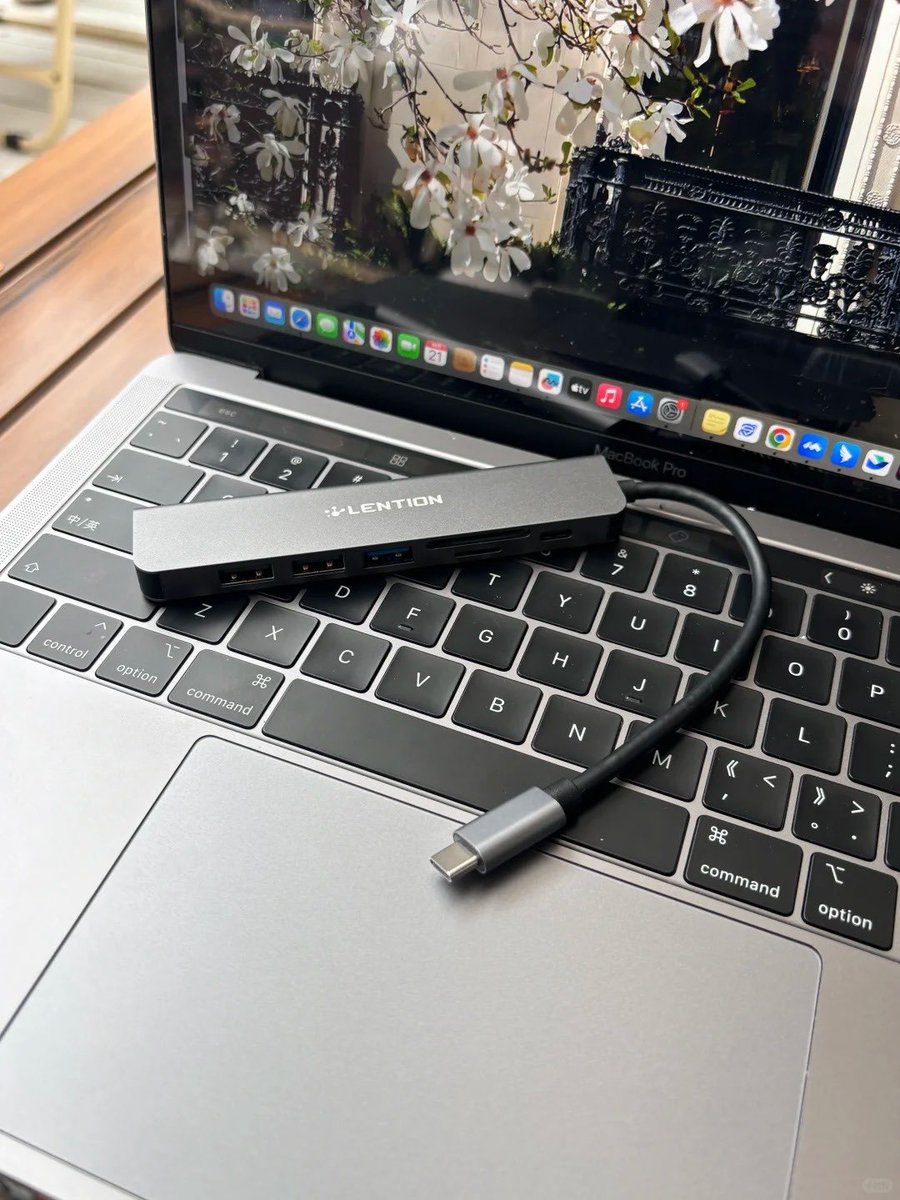 LentionOfficial's tweet image. One hub. Total power. ⚡
Charge at 100W, stream in 4K, transfer in seconds—your all-in-one USB-C upgrade for work &amp;amp; play. Plug in, level up. 🚀
👉 bit.ly/ce18-fb-hub

#USBC #USBCAdapter #USBCHub #LaptopAccessories #MacBookNeo