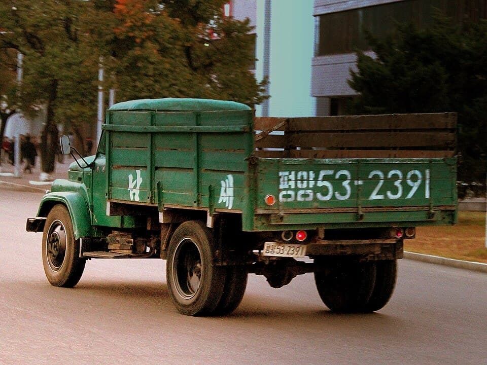 The_Daily_NK's tweet image. Freight rates on routes out of Sinuiju have nearly doubled — from ~30,000 to 60,000–70,000 North Korean won — as Middle East instability drives up fuel costs inside the DPRK. Traders say they're losing money on every delivery.
@DailyNK | dailynk.com/english/north-…
#NorthKorea #DPRK