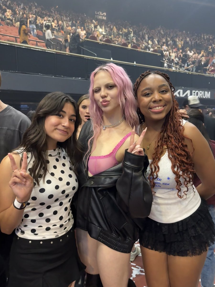 sofia ∞ ☼｡𖦹 ° . ⋆♡ tweet media