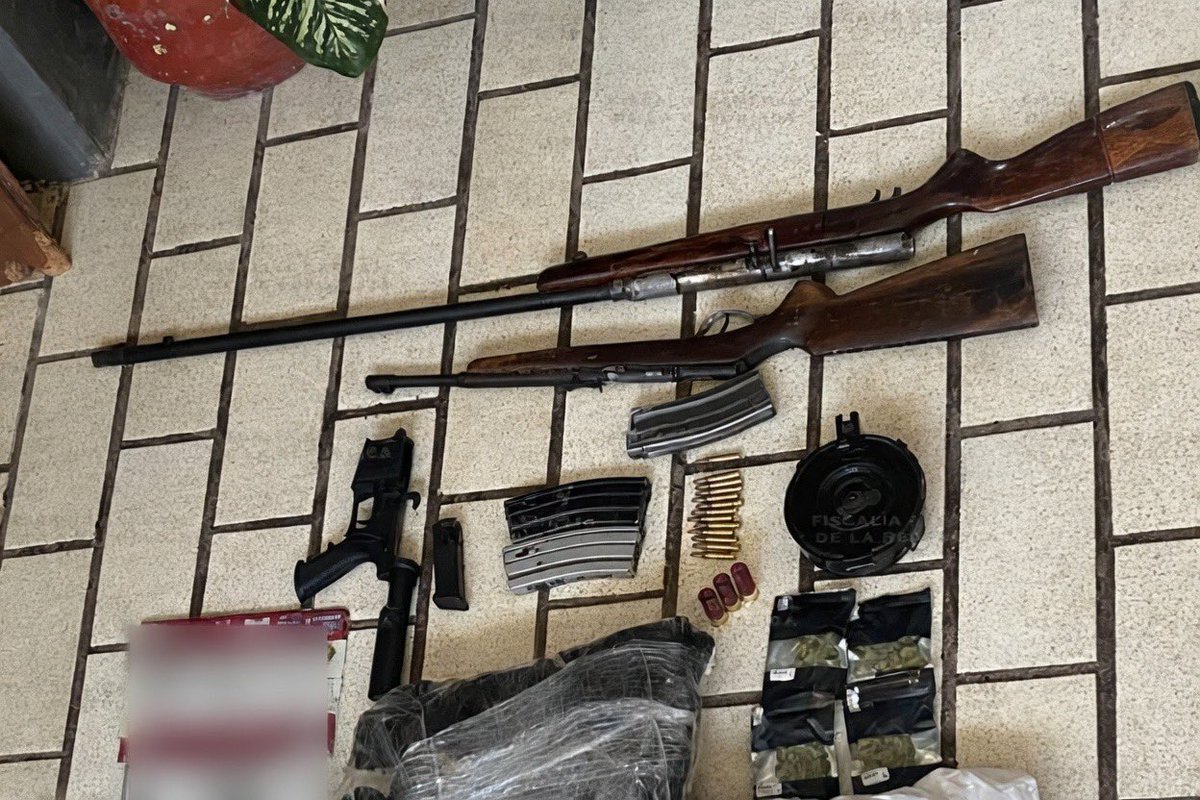 JaliscoRojo's tweet image. En el libramiento Mazamitla–Tuxcueca y el tramo Estancada–San José en #Mazamitla, #Jalisco, militares localizaron dos vehículos abandonados y al revisarlos aseguraron una escopeta, tres rifles, 28 cartuchos de diversos calibres, cinco cargadores, un cargador (tambor), cuatro