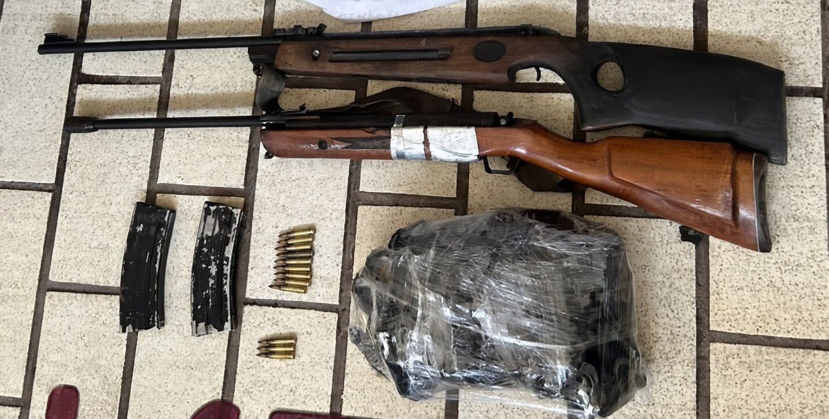 JaliscoRojo's tweet image. En el libramiento Mazamitla–Tuxcueca y el tramo Estancada–San José en #Mazamitla, #Jalisco, militares localizaron dos vehículos abandonados y al revisarlos aseguraron una escopeta, tres rifles, 28 cartuchos de diversos calibres, cinco cargadores, un cargador (tambor), cuatro