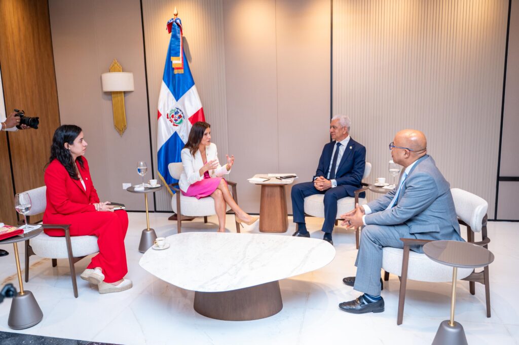 KeNoticias01's tweet photo. Congreso Nacional y embajadora de Estados Unidos abordan agenda legislativa y cooperación bilateral.. https://t.co/UufvVxYHJb https://t.co/pnpyiFA93B