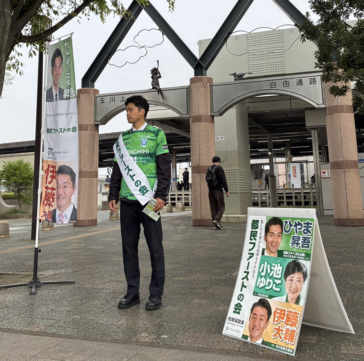 今朝、ひやま昇吾さんと駅に立ちながら、ふとスペックを比較してみました。

現役プロフットサル選手／元日本代表／シュッとしてる／183cm／34歳

柔道三段／ミニバスケ経験／シュッとしたことない／175cm／50歳