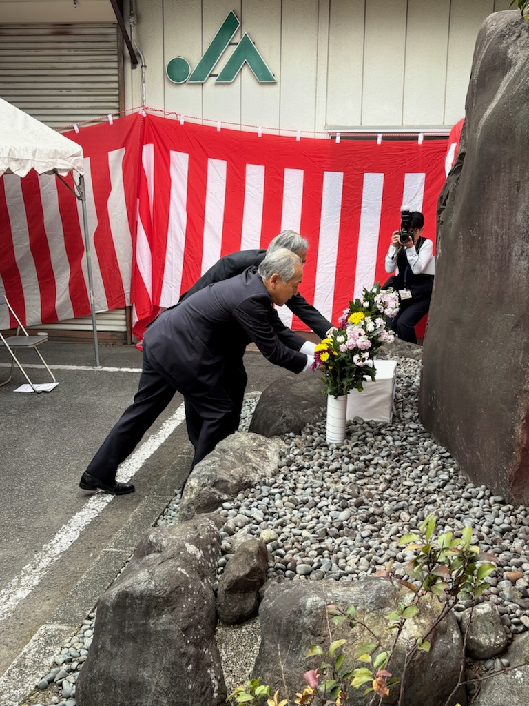 ashigaracya's tweet photo. 来賓の方々をお招きし生産者代表と各所関係者出席のもと、今年の豊作と作業の安全祈願する『献茶祭』を開催しました。
あと１週間もすれば新茶が始まりますので、みなさま今しばらくお待ちください。
#足柄茶
#緑茶
#お茶
#新茶
#かながわブランド
#神奈川名産100選 https://t.co/V307cElw12