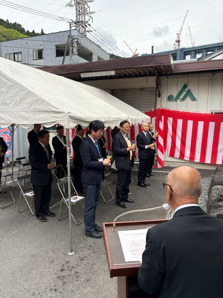 ashigaracya's tweet photo. 来賓の方々をお招きし生産者代表と各所関係者出席のもと、今年の豊作と作業の安全祈願する『献茶祭』を開催しました。
あと１週間もすれば新茶が始まりますので、みなさま今しばらくお待ちください。
#足柄茶
#緑茶
#お茶
#新茶
#かながわブランド
#神奈川名産100選 https://t.co/V307cElw12