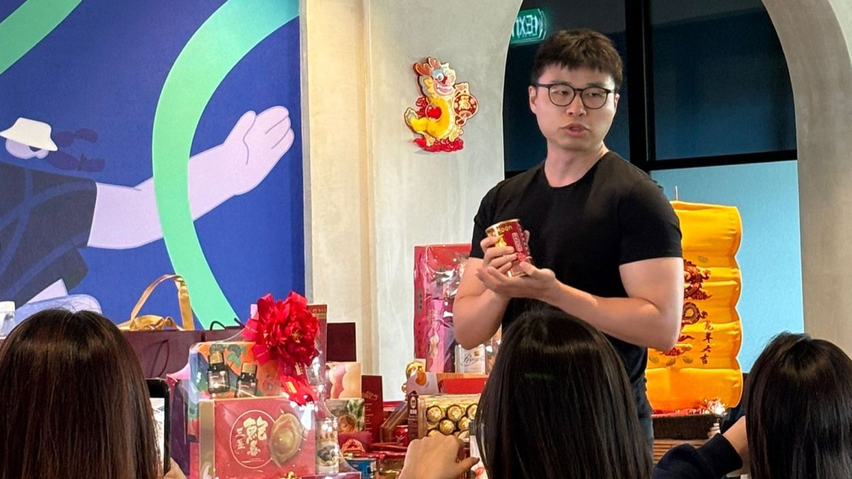 SGglobalnetwork's tweet photo. From marketing and teaching to talent acquisition, Ronald Cheung has never stayed in one lane. His career journey has taken him from New York to Singapore, shaped by curiosity, adaptability and openness to change.