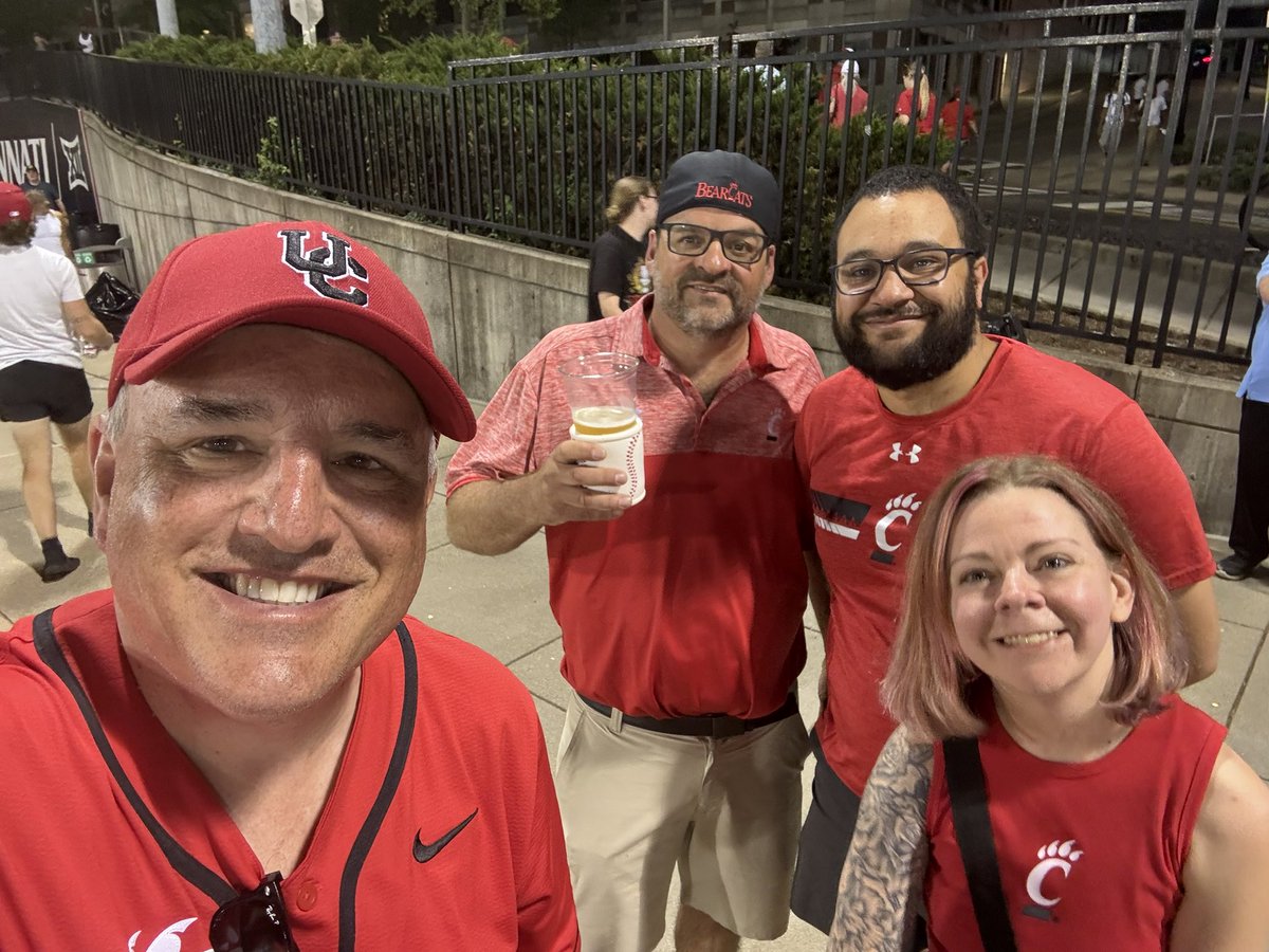 cincygreghoodin's tweet image. Just kinda hanging out with @StewieGilchrist @BearcatBetch27 &amp;amp; @Stone_Lanes Matt @GoBearcatsBASE Dub tonight LETS GO #BEARCATS #BearcatFamily #BearcatsUnited #BearcatsForLife @GoBEARCATS @uofcincy @uofcincyalumni @GoBearcatsUCATS #Weareuc #wewearcincinnati
