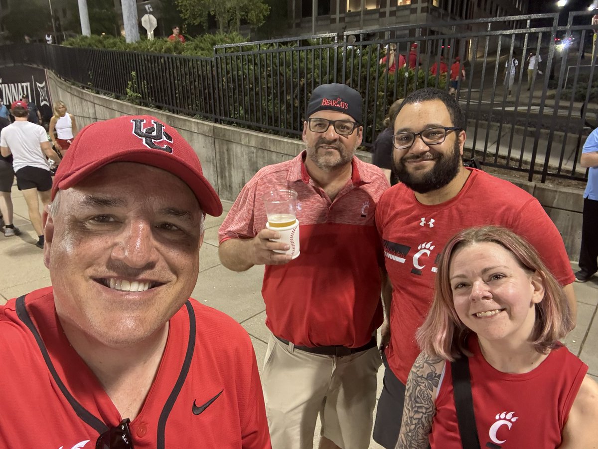 cincygreghoodin's tweet image. Just kinda hanging out with @StewieGilchrist @BearcatBetch27 &amp;amp; @Stone_Lanes Matt @GoBearcatsBASE Dub tonight LETS GO #BEARCATS #BearcatFamily #BearcatsUnited #BearcatsForLife @GoBEARCATS @uofcincy @uofcincyalumni @GoBearcatsUCATS #Weareuc #wewearcincinnati
