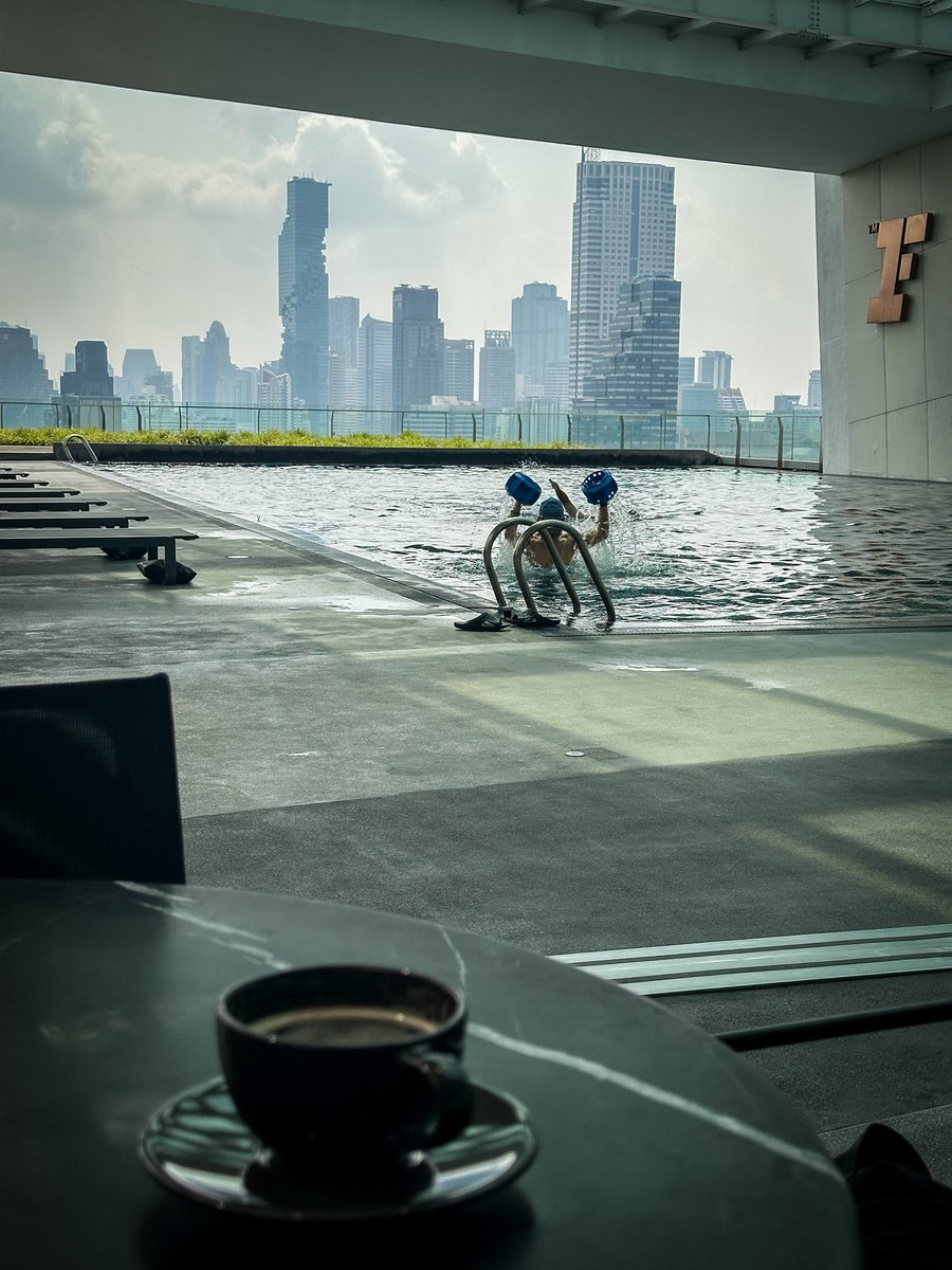 นกที่ตื่นเช้า คือนกที่ได้จองที่สระว่ายน้ำก่อนใคร
กาแฟเช้านี้ของพี่สายันต์