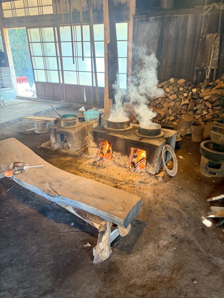 tkw_TRICOLOR's tweet photo. TRICOLORの学生6名が、城里町で行われた「燻蒸会」に参加しました✨

国指定文化財である「島家住宅」で燻蒸の体験、城里町の特産品の古内茶をめぐるウォーキングツアーを通して、地域の方との交流することが出来ました！

 #TRICOLOR
 #ボランティア
 #燻蒸会
 #城里町 https://t.co/AW1End0CbP