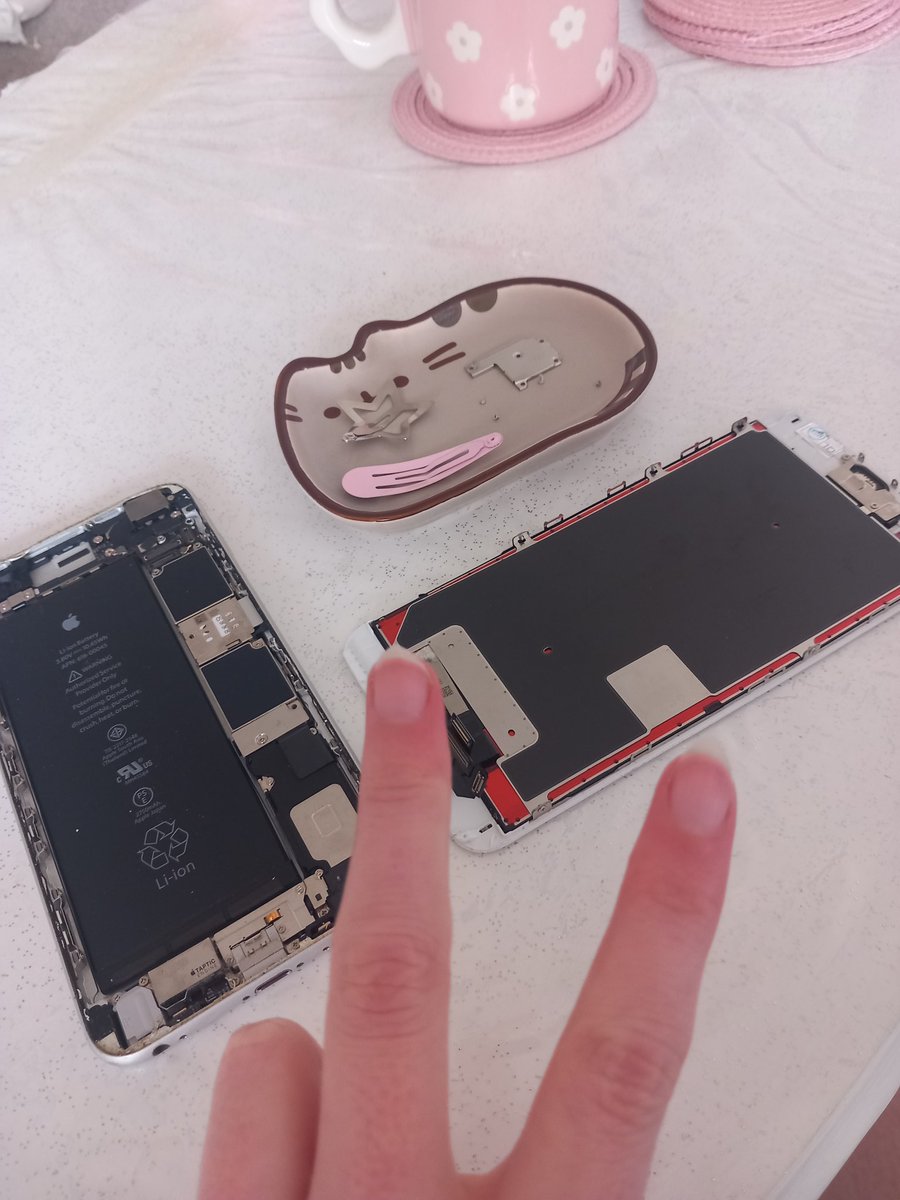 drdoedle's tweet photo. Listening party seemed to only be avaliable on IOS and this is what the iphone im working on currently looks like 😩😩😩 #jacksonwang https://t.co/iOICsK4XNs