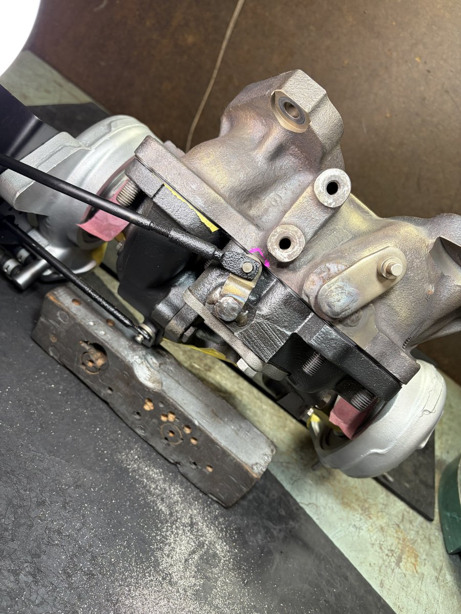 KudzillaEngine's tweet photo. FD3S リビルドターボチャージャー
エキゾーストハウジングがクラック 歪みの為 面研されてくるのは仕方がないんだけど 仮組せずそのまま組むとハマりますね

ガスケットの厚みを考慮してもアクチュエーターレバーが当たるので エキマニ側を切削して逃します https://t.co/niPXA0rqrA