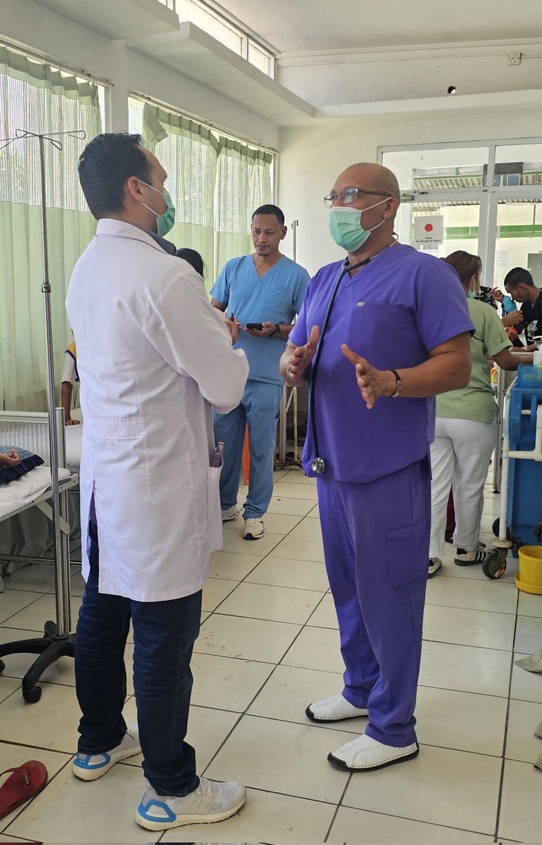 El Dr. Rogelio Garcés, Coordinador de la #BMCTL #HNGV, realiza recorrido por el servicio de Emergencias Médicas, con el objetivo de supervisar el funcionamiento del área y fortalecer la calidad de la atención a los pacientes. #CubaCoopera