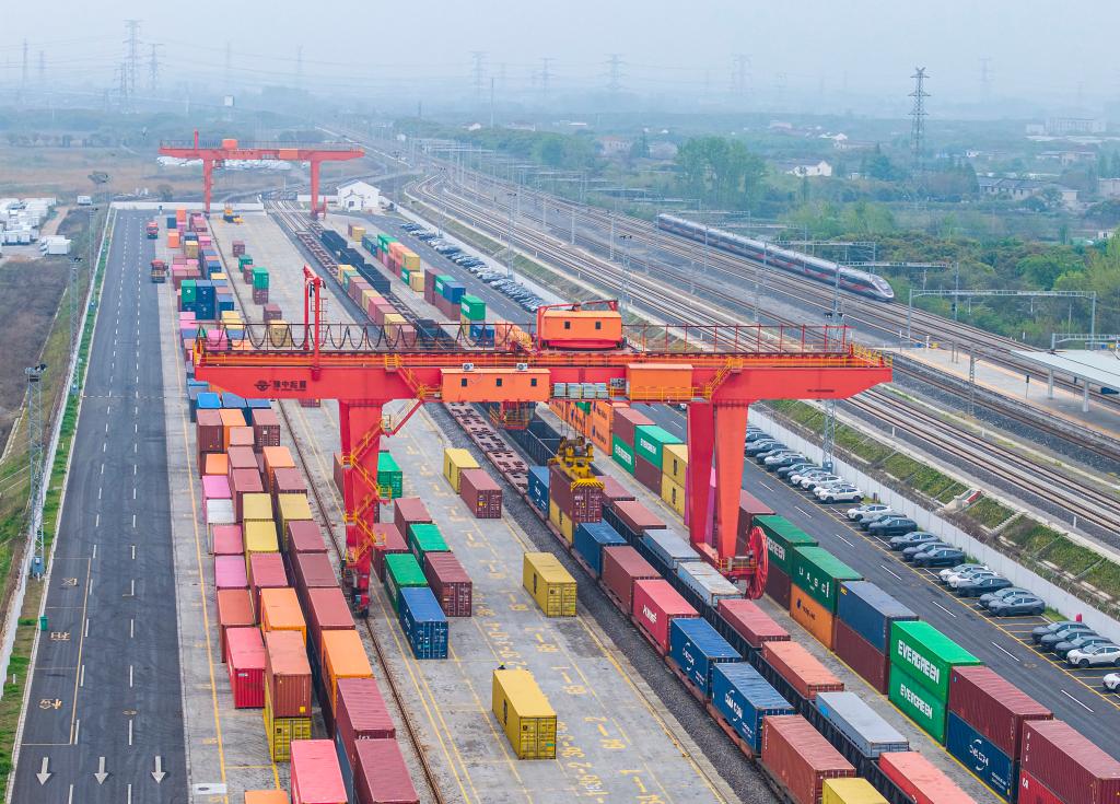 french_renmin's tweet image. Le commerce extérieur de la Chine a augmenté de 15% en glissement annuel au cours du premier trimestre de 2026, selon les données publiées mardi par l'Administration générale des douanes. #commerce