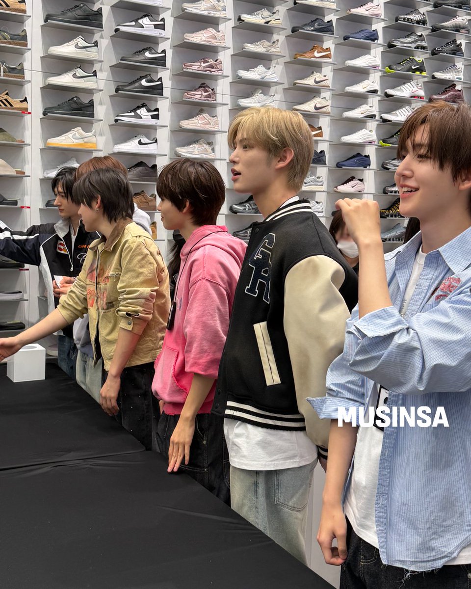 musinsaofficial's tweet photo. 4월 13일 무신사 스토어 강남에 등장한 특별한 일일점장, 킥플립!🛹
직업만족도 최상이었던 킥플립 점장님들의 비하인드 컷 공개합니다🖤
#무신사 #MUSINSA #무신사스토어 #MUSINSASTORE #무신사스토어강남 #킥플립 #KickFlip https://t.co/6t5diYzwoJ