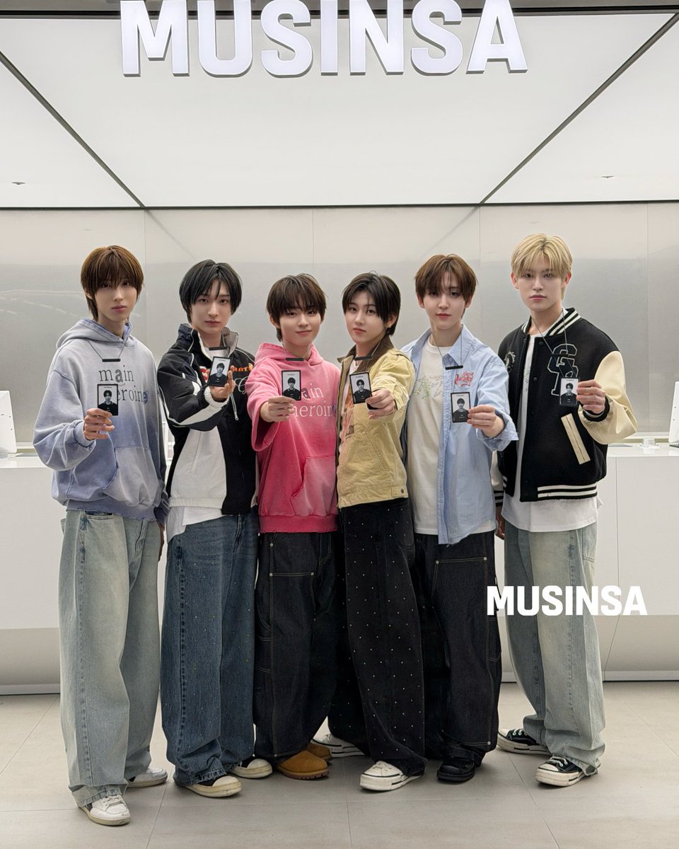 musinsaofficial's tweet photo. 4월 13일 무신사 스토어 강남에 등장한 특별한 일일점장, 킥플립!🛹
직업만족도 최상이었던 킥플립 점장님들의 비하인드 컷 공개합니다🖤
#무신사 #MUSINSA #무신사스토어 #MUSINSASTORE #무신사스토어강남 #킥플립 #KickFlip https://t.co/6t5diYzwoJ